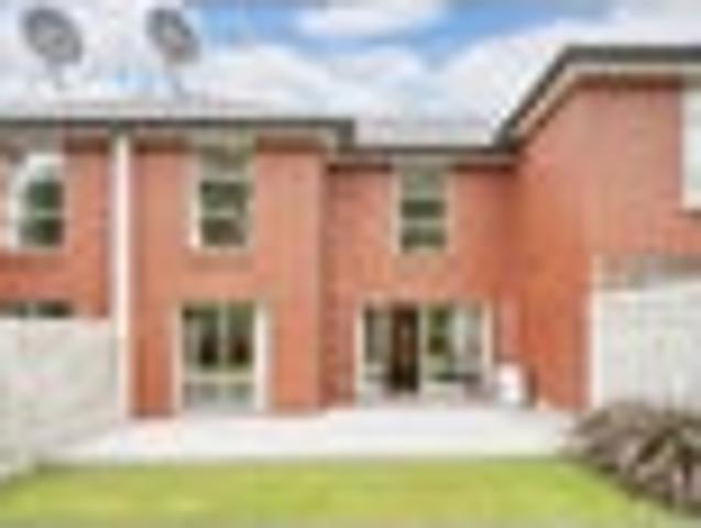 Townhouse for rent in Chaslands, Canterbury