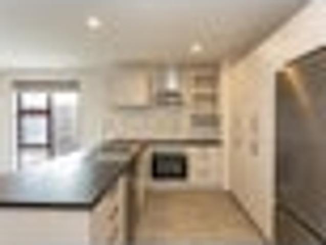 Townhouse for rent in Chaslands, Canterbury