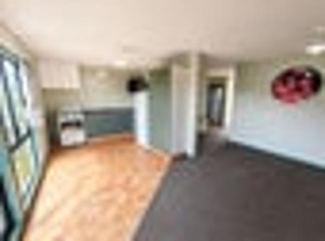 Townhouse for rent in Chaslands, Canterbury