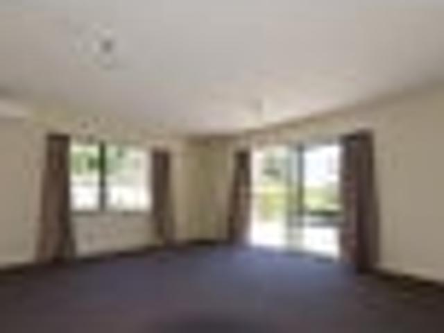 Townhouse for rent in Chaslands, Canterbury