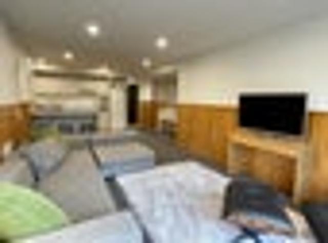 Townhouse for rent in Chaslands, Canterbury