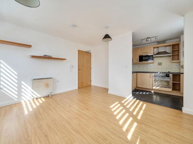 Apartment for rent in Hart Shopping Centre, Hart