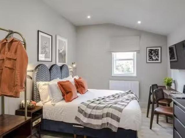 Apartment for rent in Furzedown, Greater London
