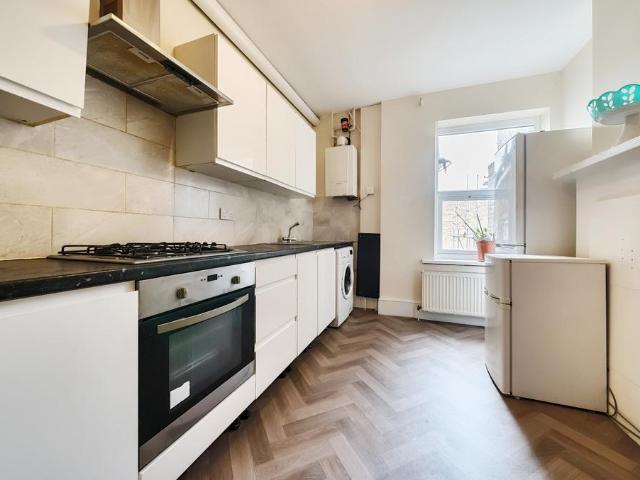 Apartment for rent in Furzedown, Greater London