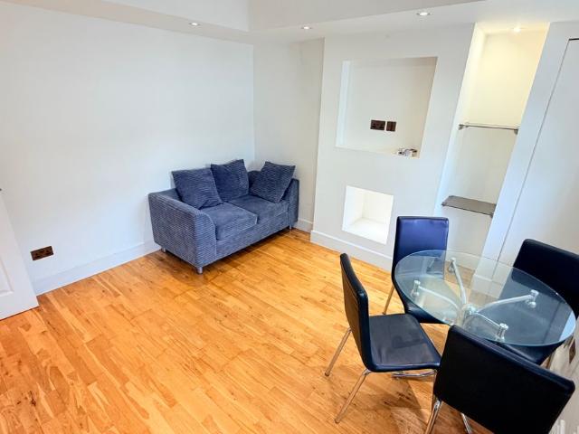 Apartment for rent in Furzedown, Greater London