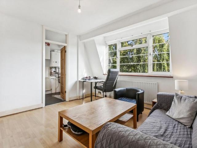 Apartment for rent in Furzedown, Greater London