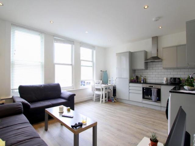 Apartment for rent in Furzedown, Greater London