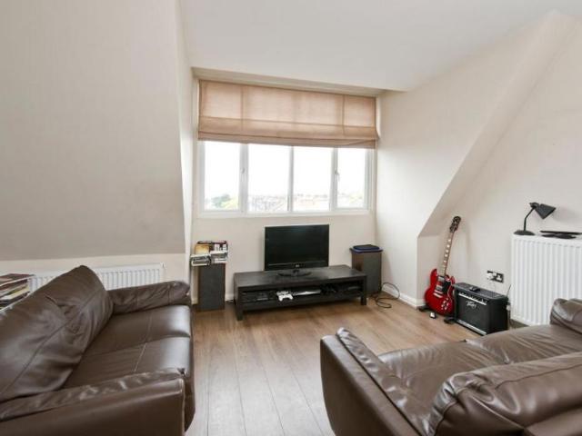 Apartment for rent in Furzedown, Greater London
