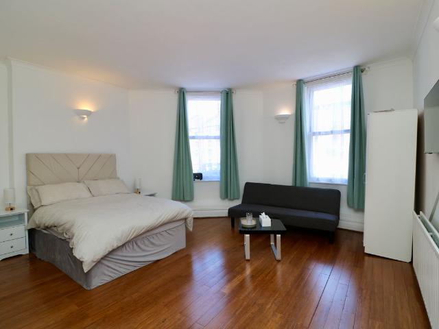 Apartment for rent in Furzedown, Greater London