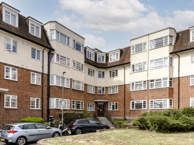 Apartment for rent in Furzedown, Greater London