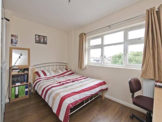 Apartment for rent in Furzedown, Greater London