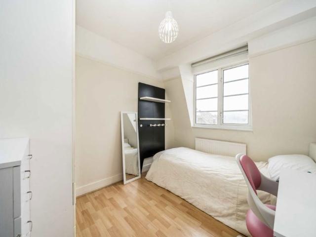 Apartment for rent in Furzedown, Greater London