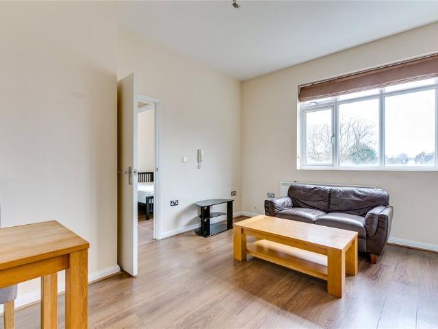 Apartment for rent in Furzedown, Greater London
