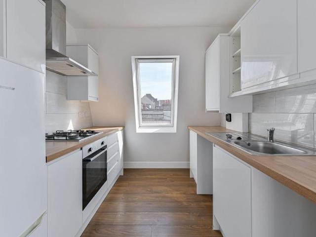 Apartment for rent in Furzedown, Greater London