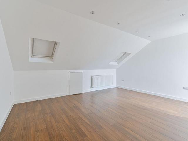 Apartment for rent in Furzedown, Greater London