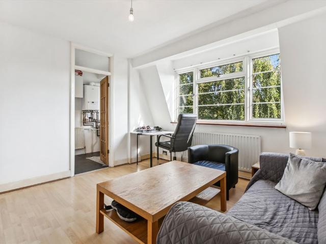 Apartment for rent in Furzedown, Greater London