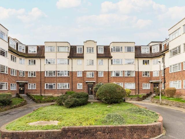 Apartment for rent in Furzedown, Greater London