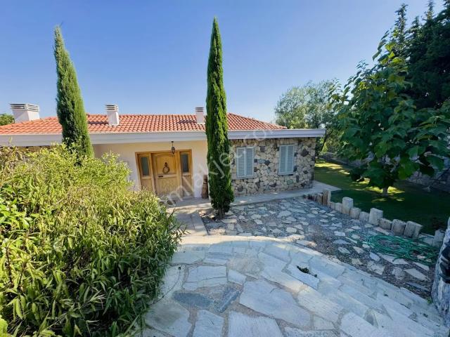Bademler Mahallesi, Urla içerisinde kiralık Villa
