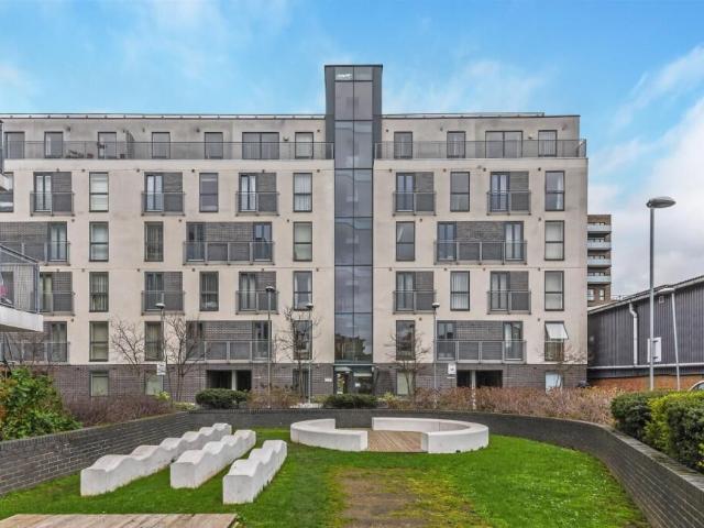 Apartment for rent in Poplar Grove, Greater London