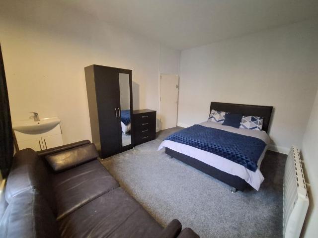 Room for rent in Littleover, East Midlands