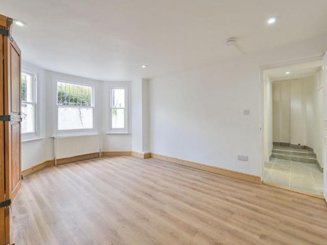 Apartment for rent in London Borough of Ealing, Hanwell