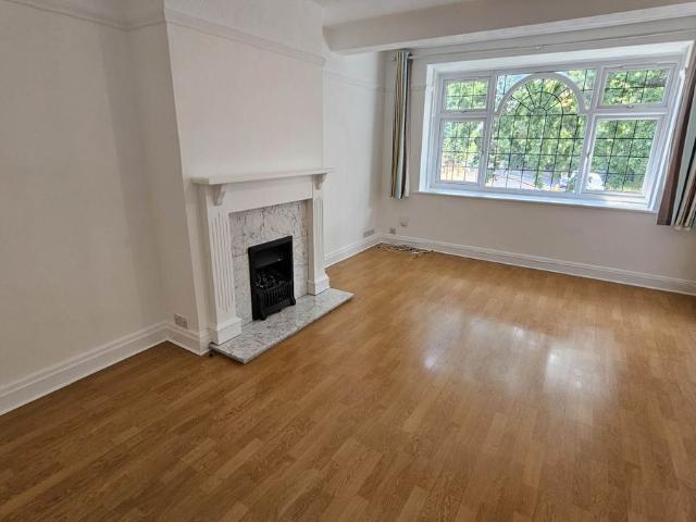 Apartment for rent in Hatch End, Greater London