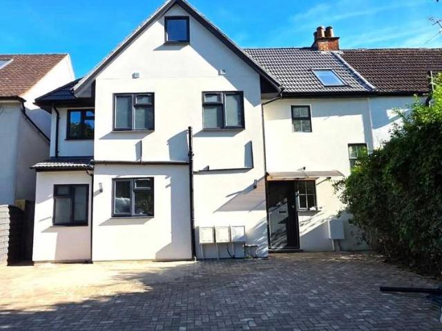 Apartment for rent in Harrow Weald, Greater London