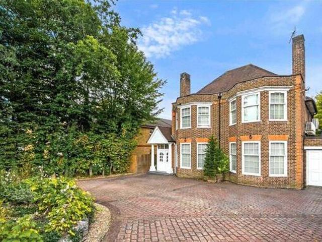 House for sale in Little Stanmore, Greater London