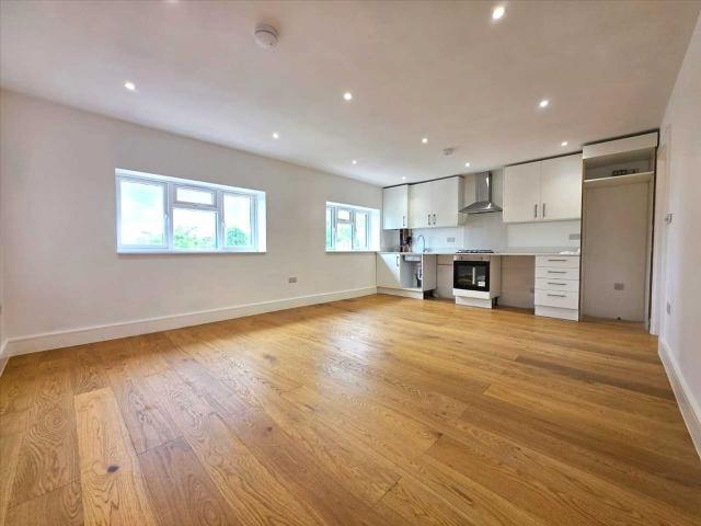 Apartment for rent in Harrow Weald, Greater London