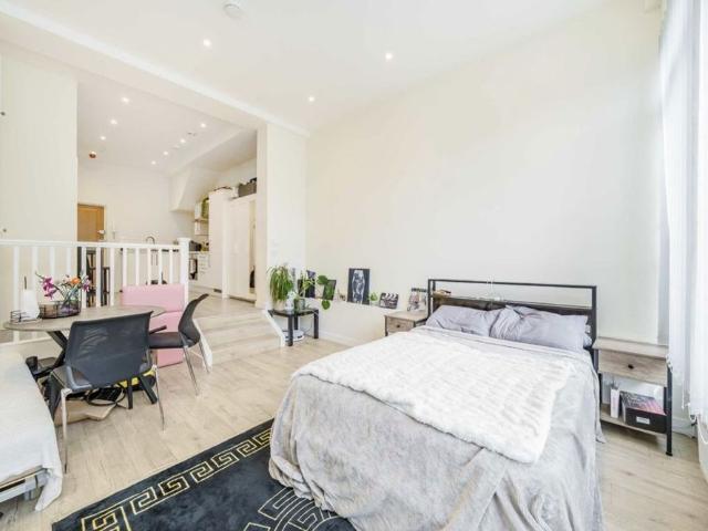 Apartment for rent in Hampton Hill, Greater London