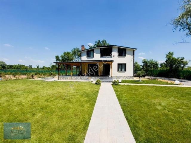 Uzunçınar, Akyazı içerisinde satılık Villa
