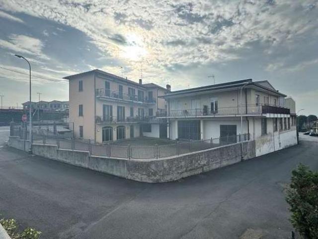 Capannone in vendita a Albavilla, Lombardia