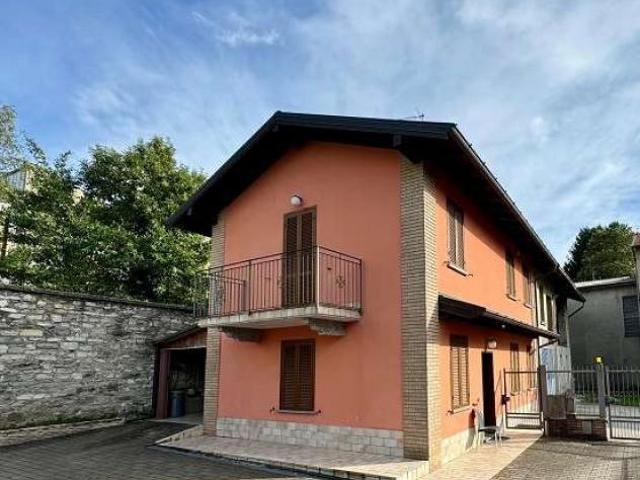 Villa Indipendente in vendita a Faloppio, Lombardia