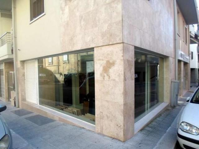Locale Commerciale in vendita a Gravina in Puglia, Bari
