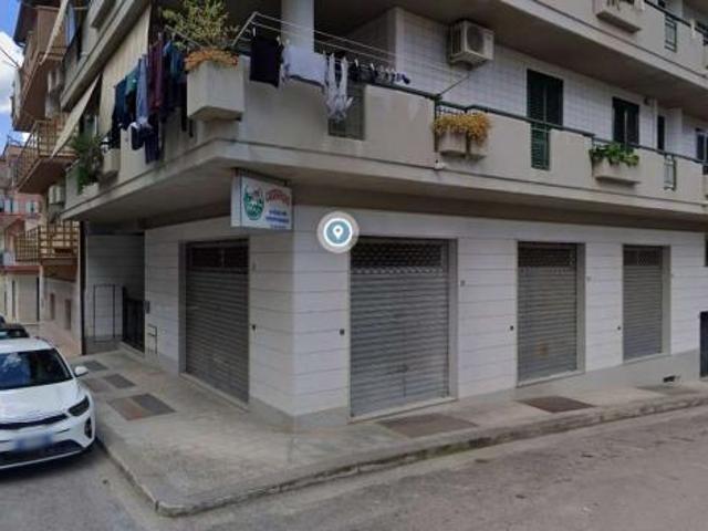 Locale Commerciale in vendita a Gravina in Puglia, Bari