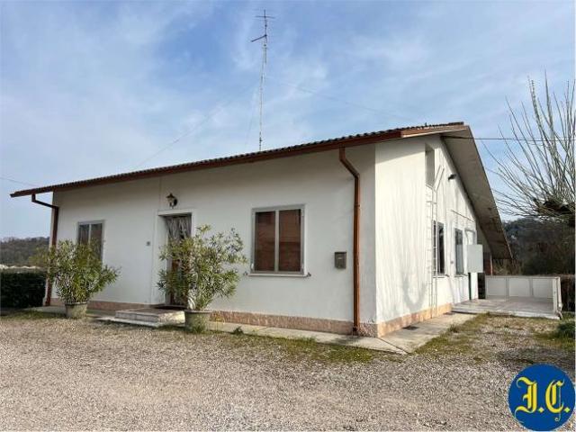 Villa Indipendente in vendita a Sommacampagna, Veneto