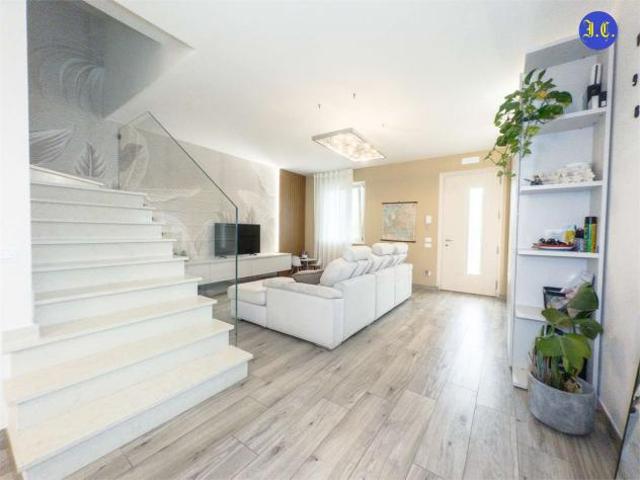 Villa Indipendente in vendita a Povegliano Veronese, Veneto