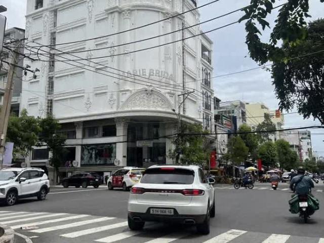 Nhà mặt phố bán tại Khuôn viên UBND Thành phố Hồ Chí Minh, Thành phố Hồ Chí Minh