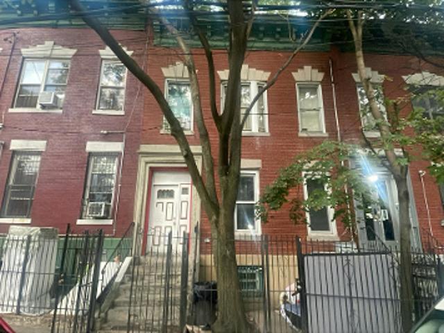 House for sale in The Bronx, Arverne