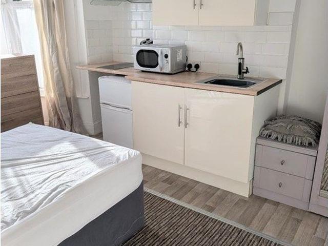Studio for rent in Stoke, Plymouth