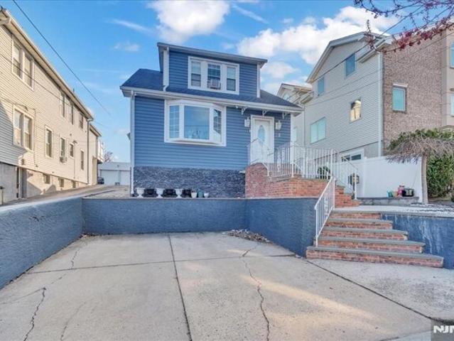 House for sale in Lyndhurst, New Jersey