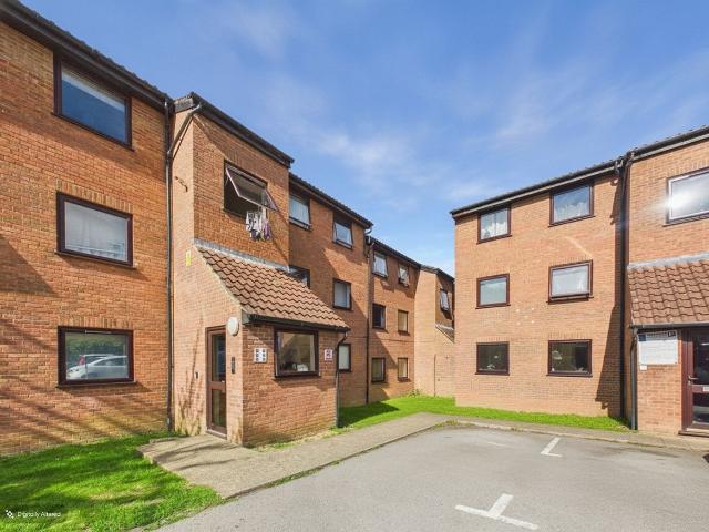 Apartment for rent in Woodhall Farm, Pouchen End