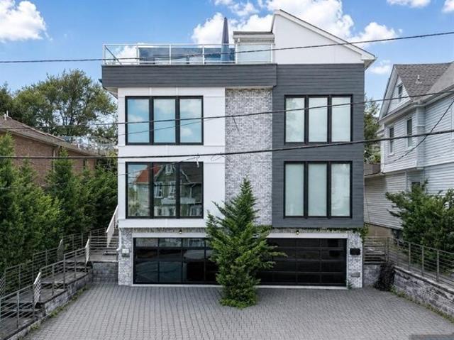 House for sale in Edgewater, New Jersey
