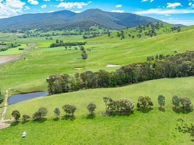 Cottage for sale in Dederang, Victoria