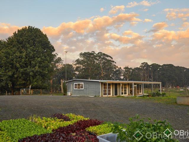 Cottage for sale in Fumina South, Victoria
