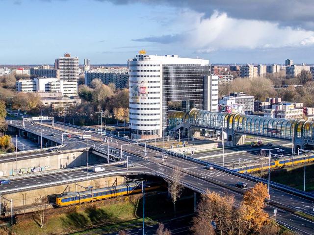 Bedrijfspand te huur in Driemanspolder, Zoetermeer