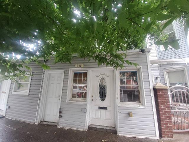 House for sale in The Bronx, Arverne