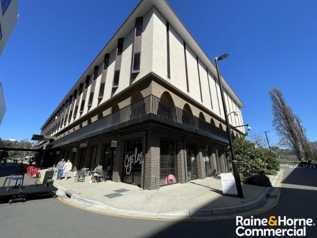Showroom for rent in Acton