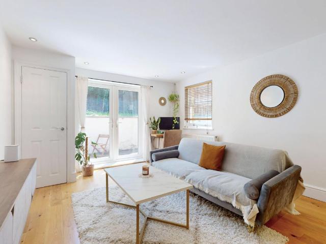 Apartment for rent in Furzedown, Greater London
