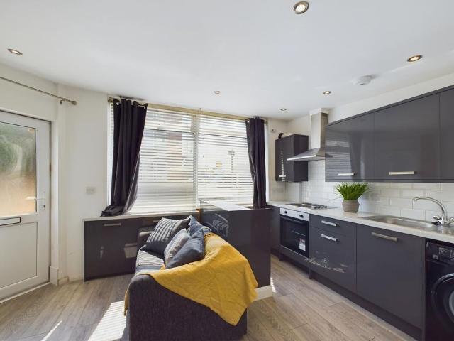 Studio for rent in Elmfield, Leicestershire